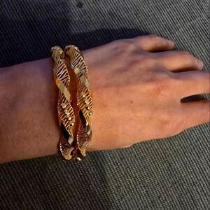 21kgp Dubai Elegant Gold-Tone Twisted Bangle Bracelet